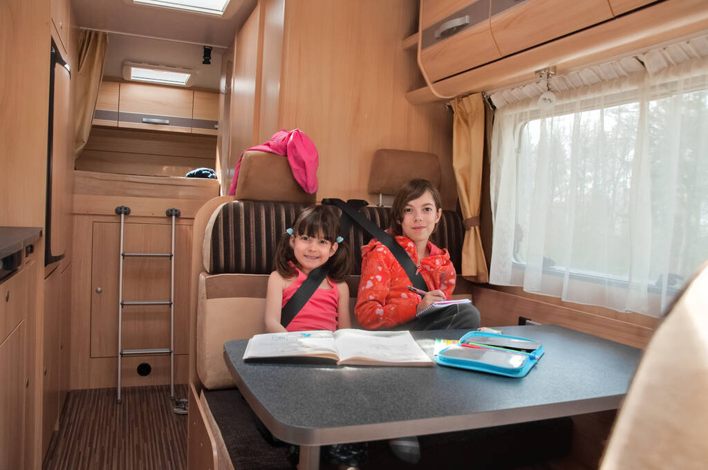 家庭假期，RV假期旅行，露营，快乐的孩子们坐着野营车旅行，开车回家的孩子们图片