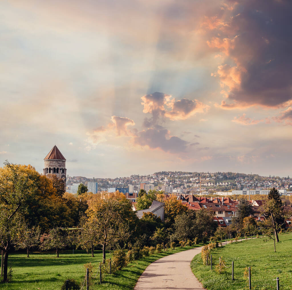 德国，斯图加特全景。秋天美丽的房子,天空和自然景观.斯图加特葡萄园- -德国南部五彩缤纷的葡萄酒种植区，俯瞰Neckar山谷