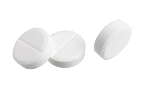 白色圆形药丸、一组药物和治疗用药丸，根据白色背景、药物和保健概念隔离.图片