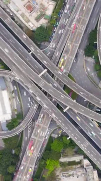 广州日复杂的公路交汇处.空中垂直自上而下的超循环，时间循环。车流。螺旋桨旋转。垂直录像图片