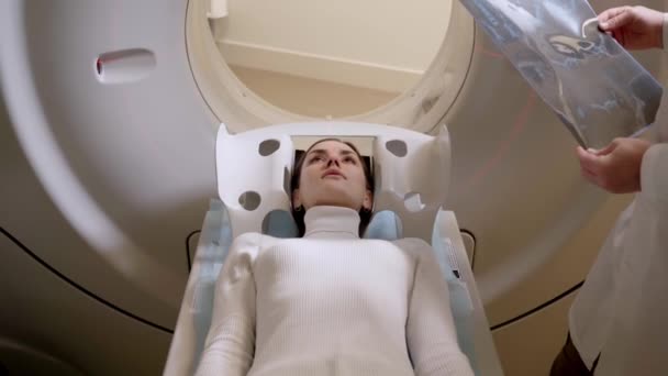 4k视频CT在医疗诊所对肺癌的X线检查。在医疗诊所，病人躺在电脑断层扫描床上，扫描肺部以诊断肺癌.图片