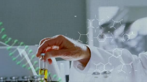 在实验室工作的男性科学家的中间部分对DNA和化学结构进行动画。医学研究和科学技术概念图片
