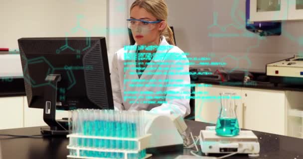 在实验室利用计算机对高加索女科学家的医学数据处理进行动画化。医学研究和科学技术概念图片