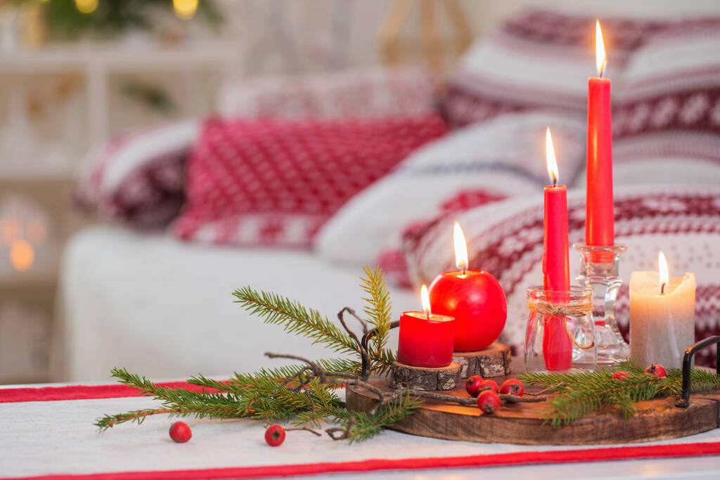 圣诞家居装饰用红白相间的蜡烛图片