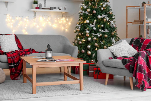客厅的内部，有明亮的圣诞树、沙发和扶手椅图片