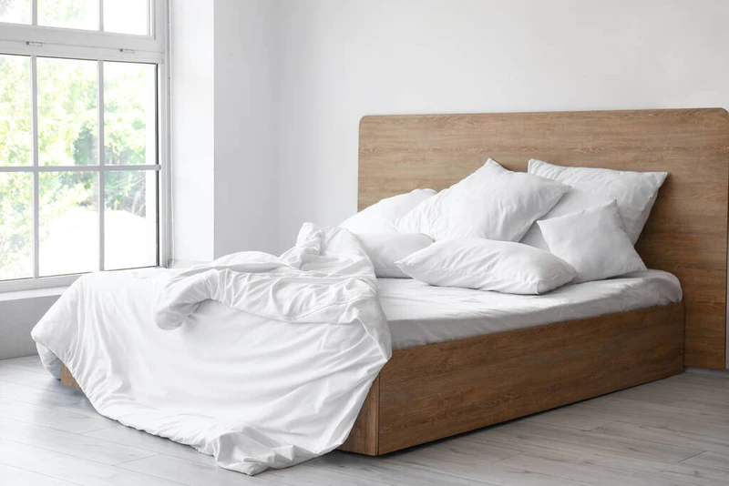 轻便卧室的内部，舒适的双人床和白色枕头