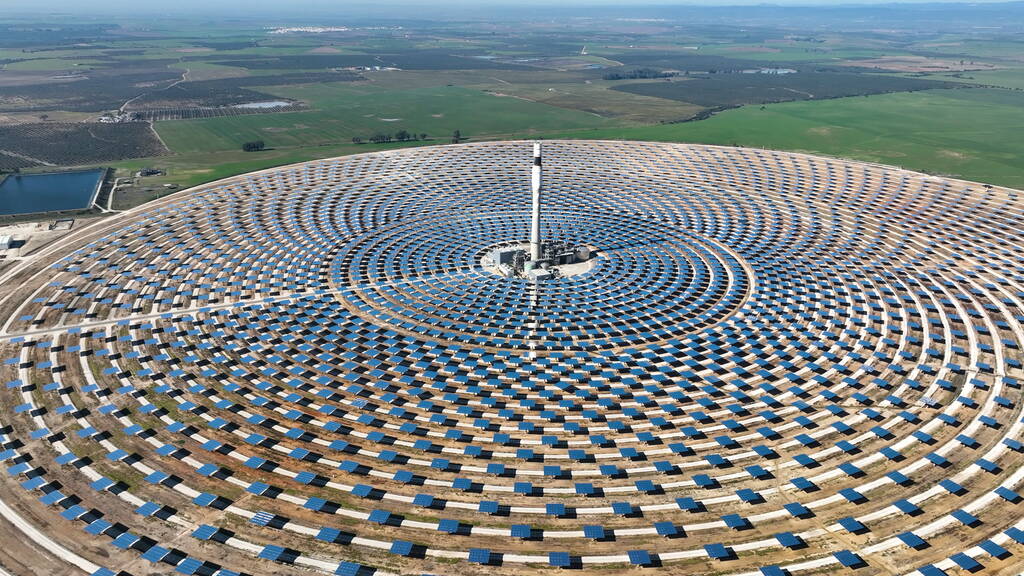 西班牙塞维利亚太阳能发电厂的空中景观。可再生能源。太阳能。绿色能源.
