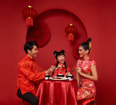 祝您新年快乐。亚洲家庭聚餐庆祝佳节被隔离在红色装饰的传统节庆背景下.图片