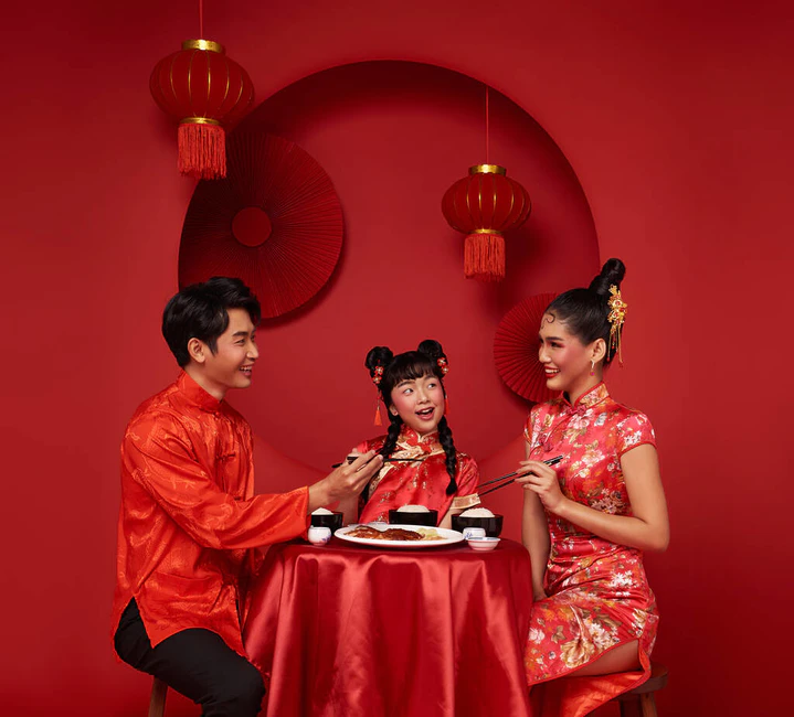 祝您新年快乐。亚洲家庭聚餐庆祝佳节被隔离在红色装饰的传统节庆背景下.