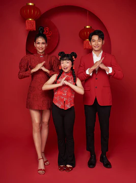 喜庆的亚洲家庭，身穿红色休闲装，举手投足，祝贺您在新的2024年装饰传统的红色背景.图片