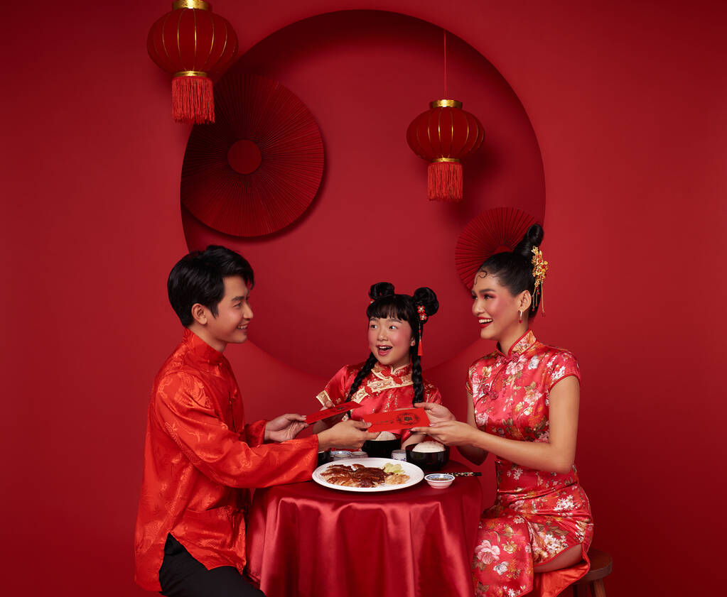 祝您新年快乐。亚洲家庭聚餐庆祝佳节被隔离在红色装饰的传统节庆背景下.图片