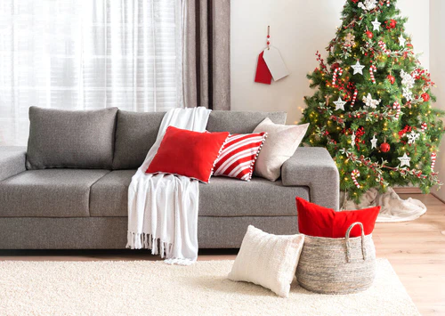挪威现代客厅里装饰着红色垫子的圣诞树，室内设计前景图片