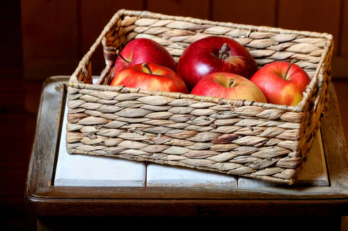 柳条篮，红色苹果。健康食品图片