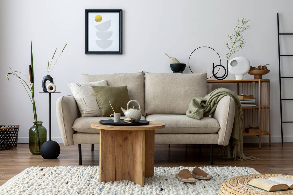 室内装饰舒适舒适，配有米黄色沙发、植物、货架、咖啡桌、小地毯、模拟招贴画架、侧桌、植物和典雅装饰的米黄色墙壁。家居装饰。模板.
