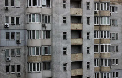 20世纪80年代建造的多层砖楼中的大规模低成本住房图片