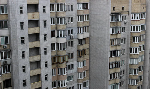 上世纪80年代建造的低价位的肮脏住宅公寓 图片