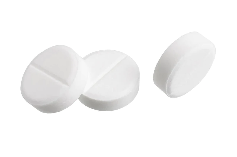 白色圆形药丸、一组药物和治疗用药丸，根据白色背景、药物和保健概念隔离.