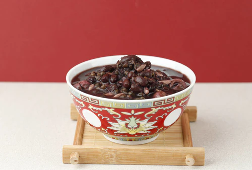 拉巴粥八宝粥，传统中式中餐，在拉巴或元宵节食用，中国红概念图片