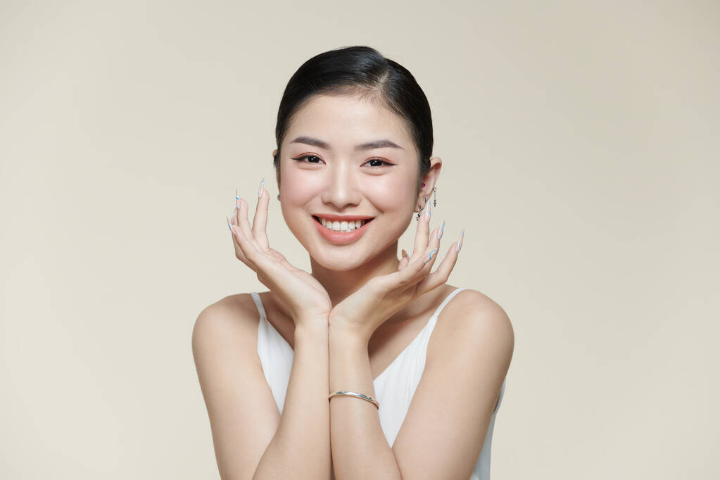 亚洲女人，有着美丽的脸蛋和新鲜光滑的皮肤.