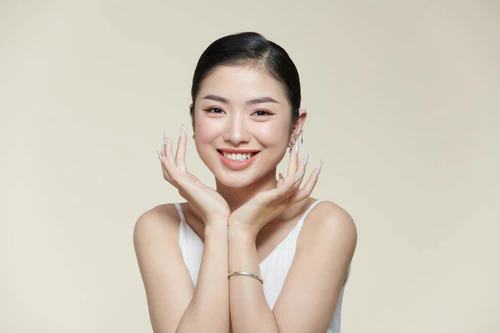 亚洲女人，有着美丽的脸蛋和新鲜光滑的皮肤.图片